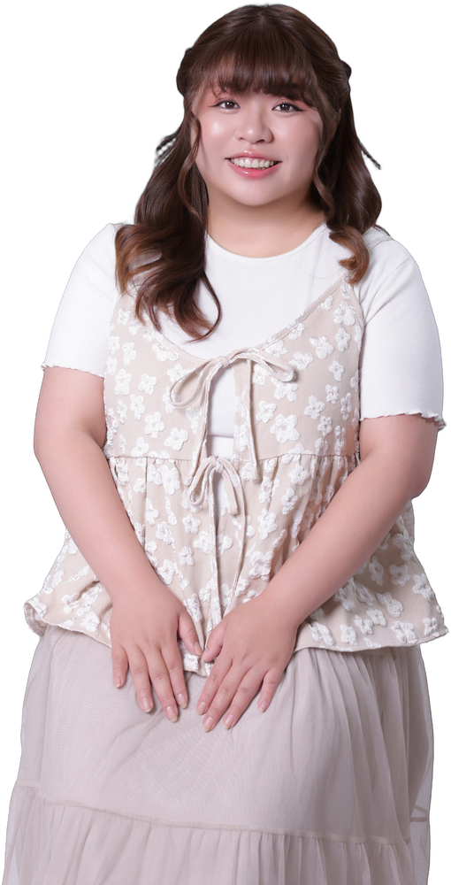專任講師三歲 Stella，米白花朵服裝正面半身照